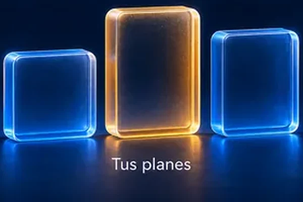 Tres bloques de cristal, el del centro dorado: tus propios planes de hosting reseller